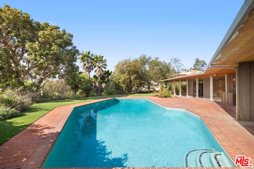 590 North Tigertail Road Los Angeles, CA 90049 - Photo 1 of 16