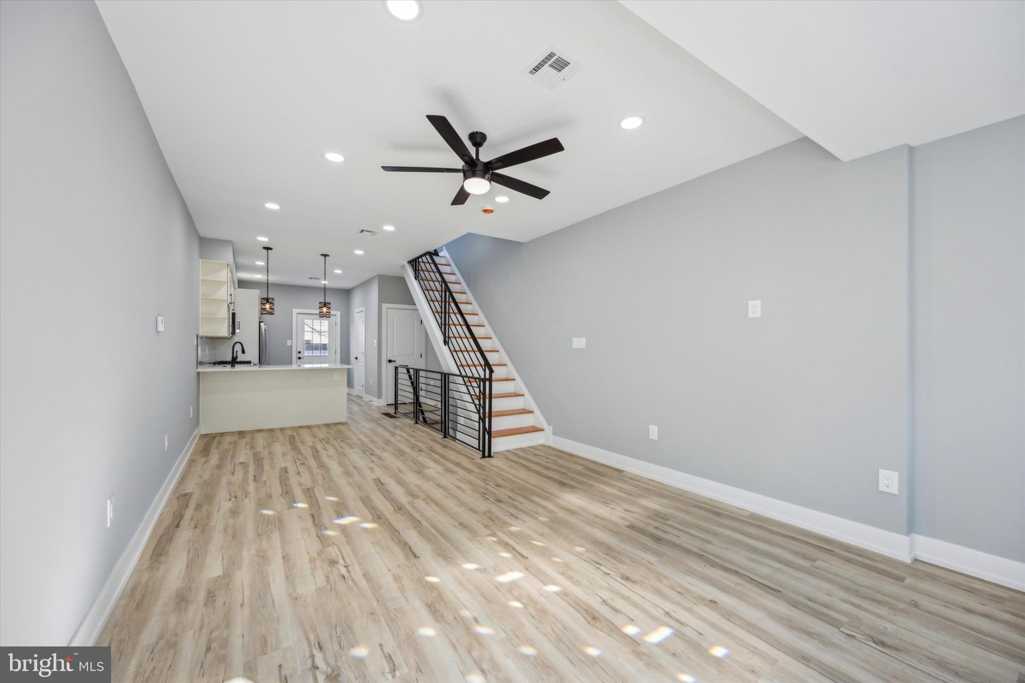 451 Fitzgerald Street Philadelphia, PA 19148 - Photo 2 of 25 Living Room