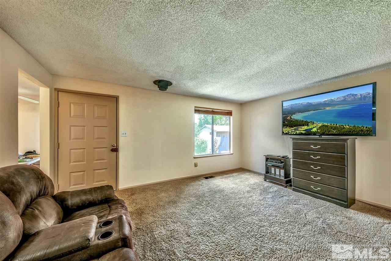 6640 Lotus Street Reno, NV 89506 - Photo 6 of 20 a livingroom with furniture and windows