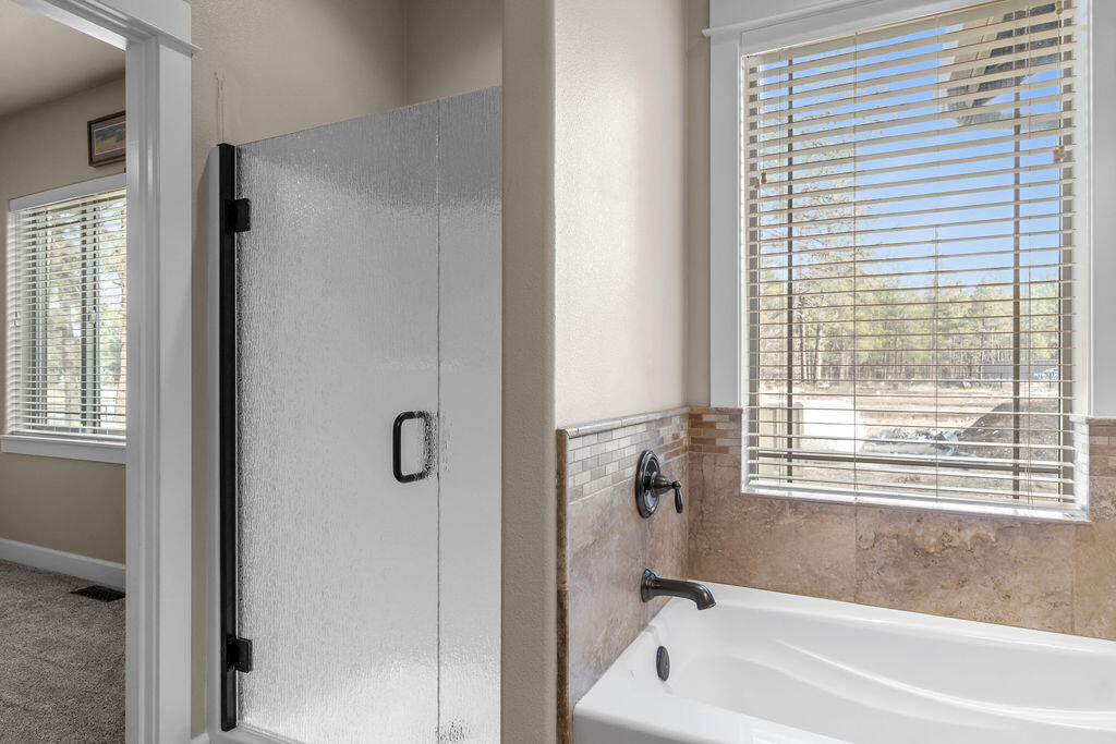 19435 Calico Road Bend, OR 97702 - Photo 27 of 73 3rd bathroom