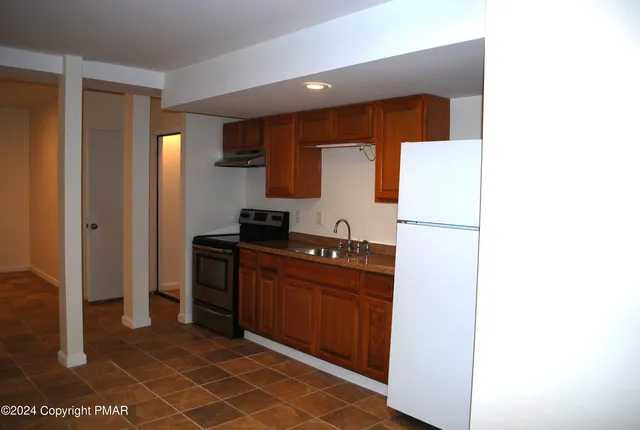 a view of empty room with window