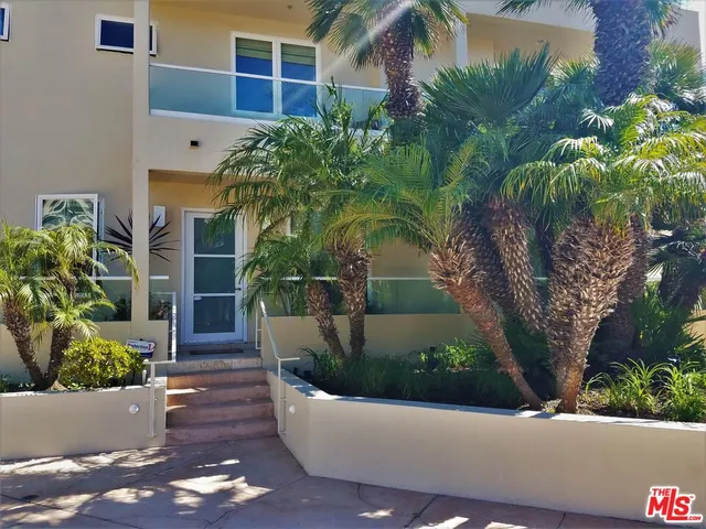 a view of outdoor space yard and porch