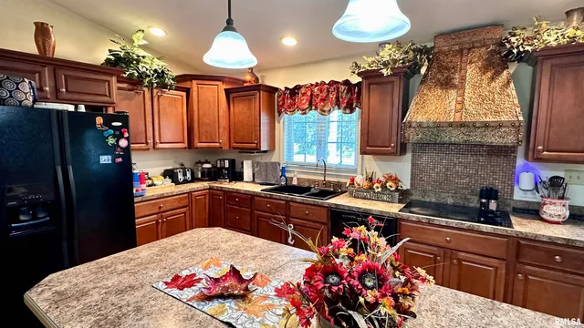 $285,000 | 1766 South W Road, West Frankfort, IL 62896