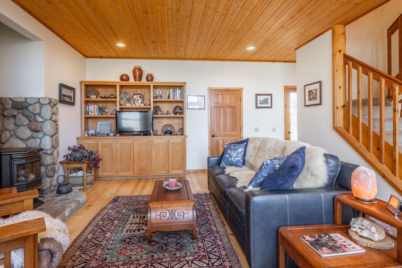 150 Hardy Road Bishop, CA 93514 - Photo 13 of 35 a living room with furniture and wooden floor