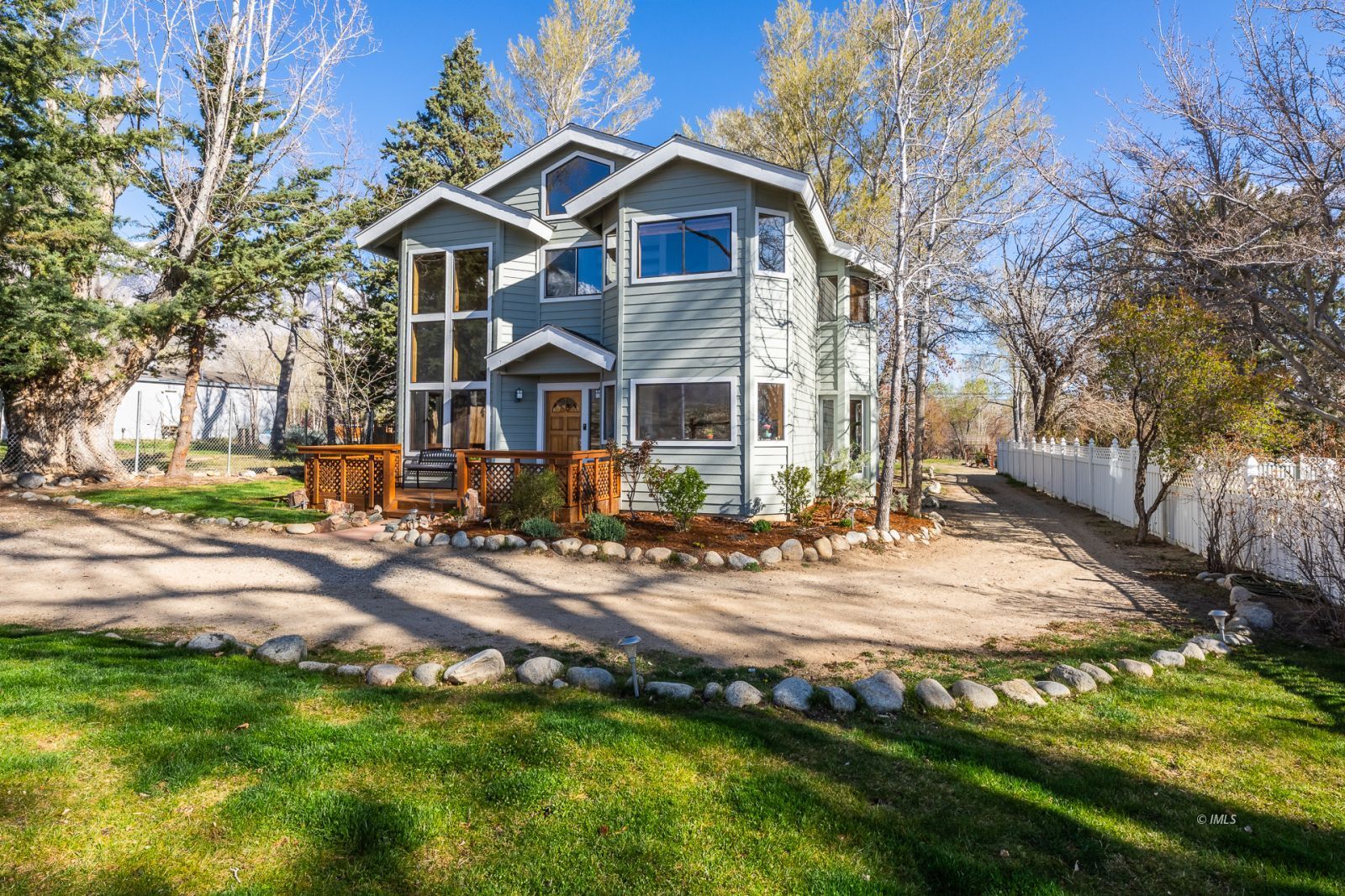 150 Hardy Road Bishop, CA 93514 - Photo 5 of 35 a view of a house with a yard