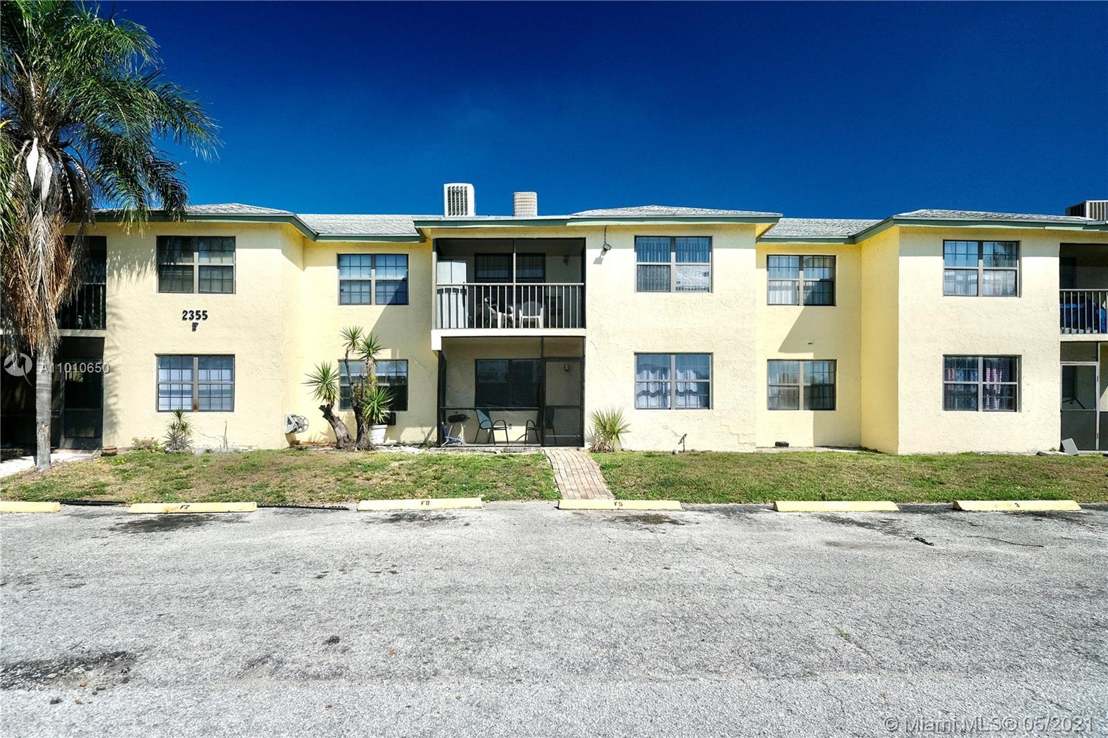 2355 Linton Ridge Circle, Unit F2 Delray Beach, FL 33444 - Photo 3 of 17 Gallery Image 3