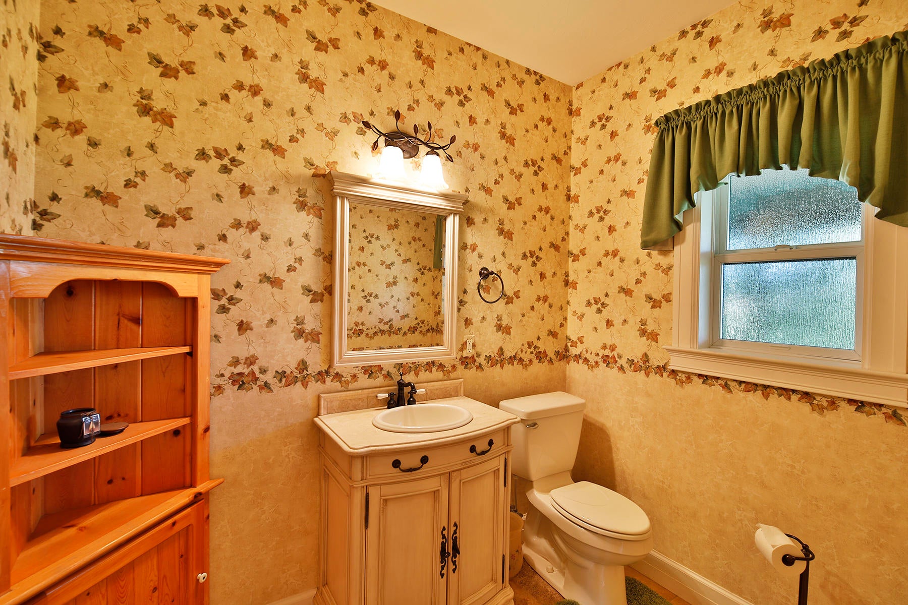 1524 Dry Creek Road Eagle Point, OR 97524 - Photo 12 of 50 Downstairs half bath off entry