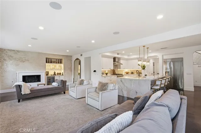 a view of entryway with livingroom