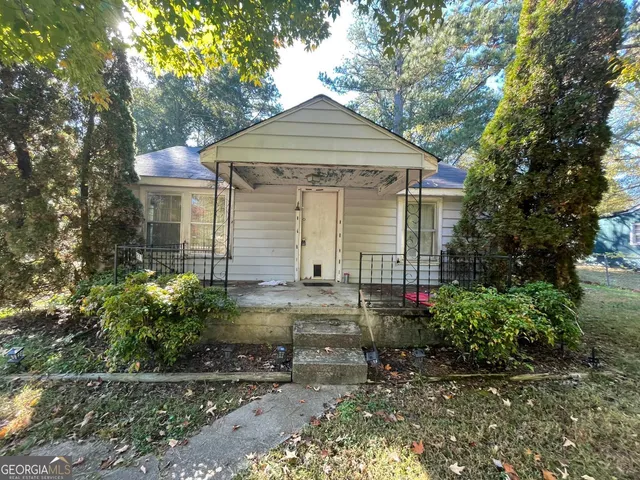 a front view of house with yard