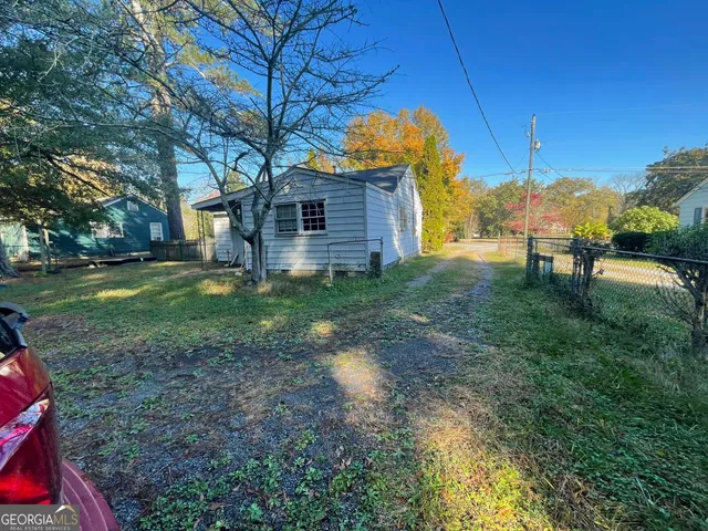 a view of a house with a yard