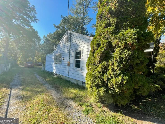 a view of a backyard