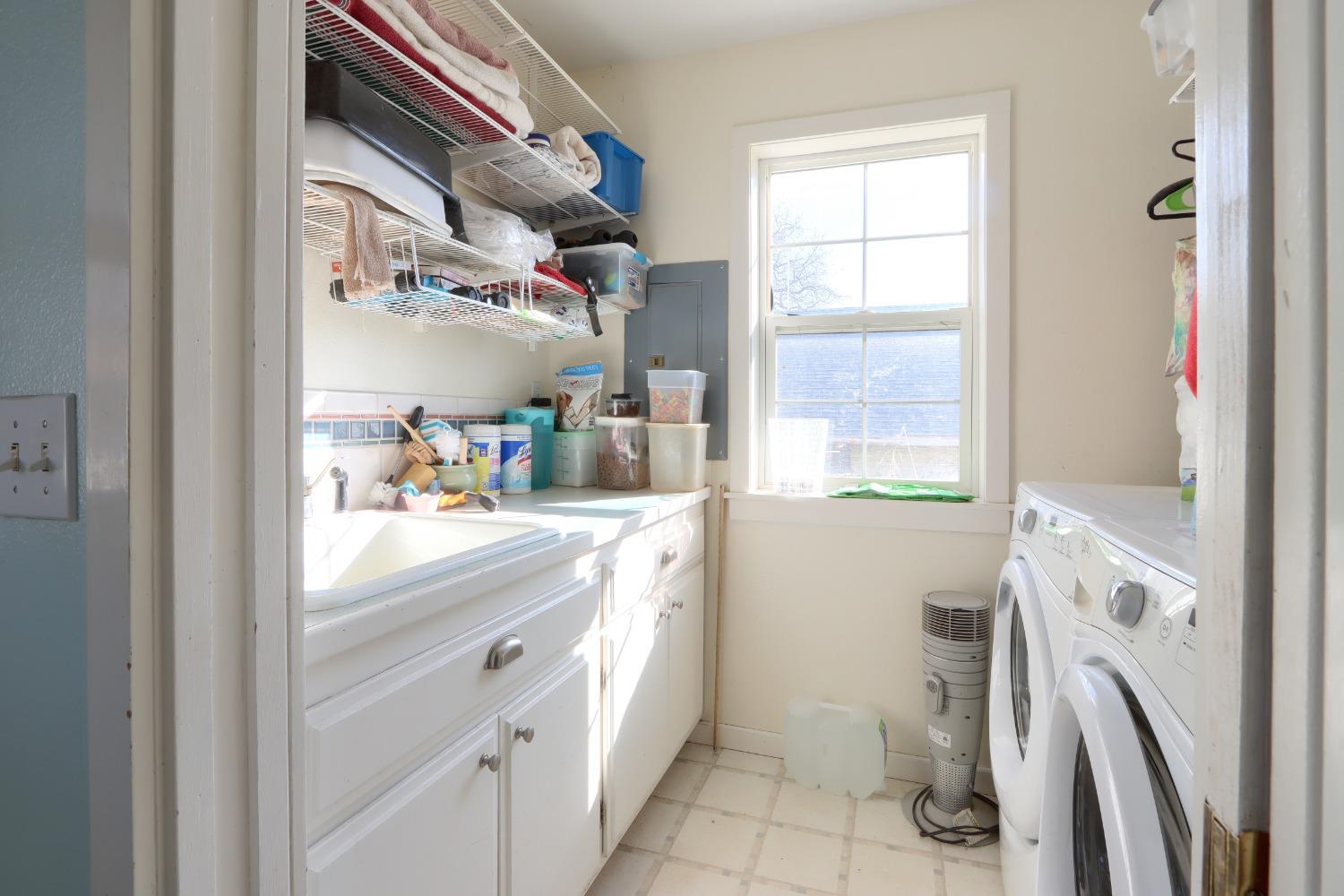 40817 Angus Road Coarsegold, CA 93614 - Photo 12 of 70 Main home laundry room
