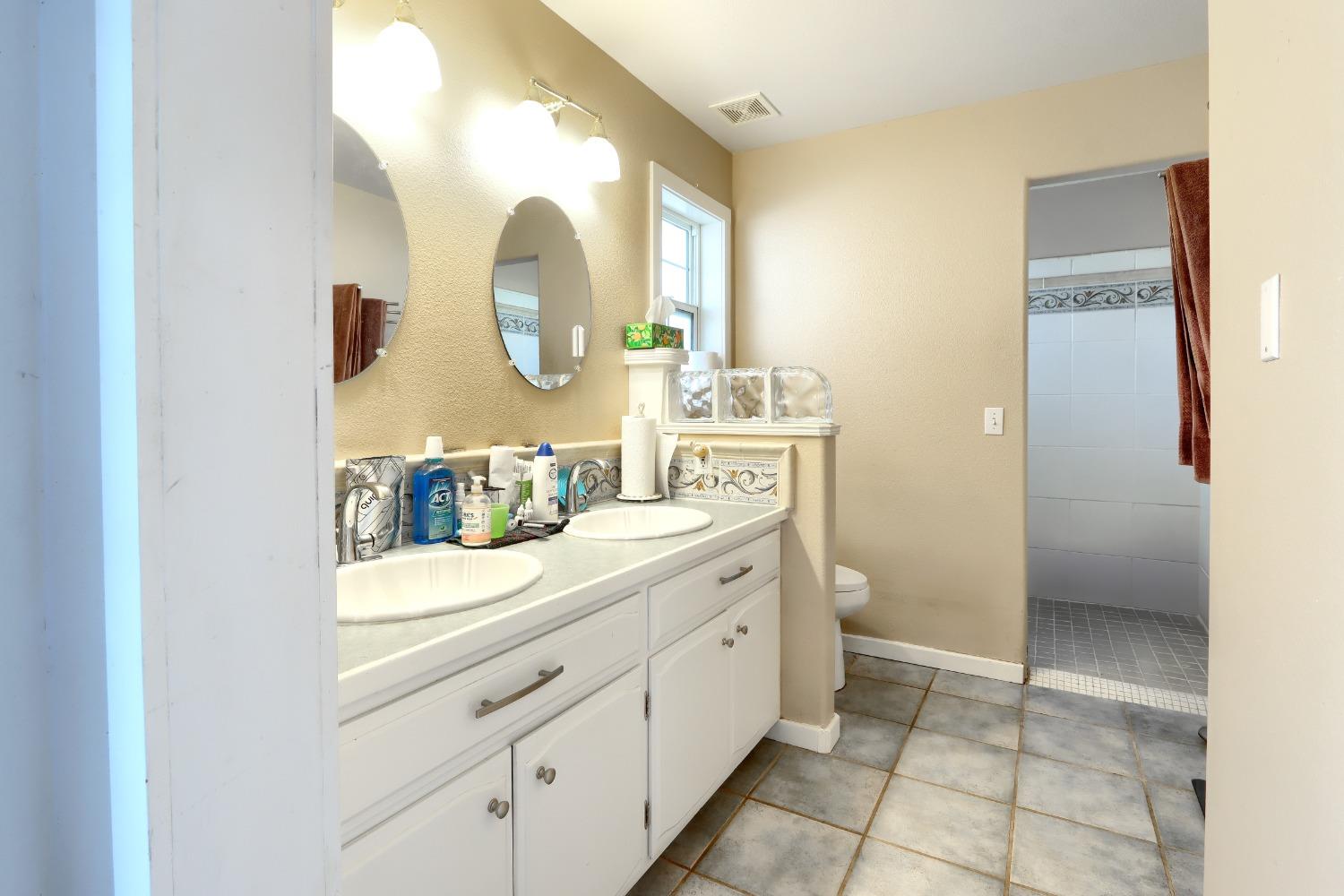 40817 Angus Road Coarsegold, CA 93614 - Photo 16 of 70 Main home primary bathroom