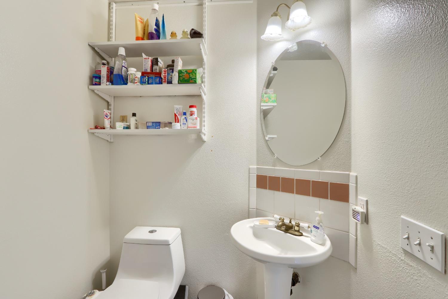 40817 Angus Road Coarsegold, CA 93614 - Photo 19 of 70 Main home hall bathroom