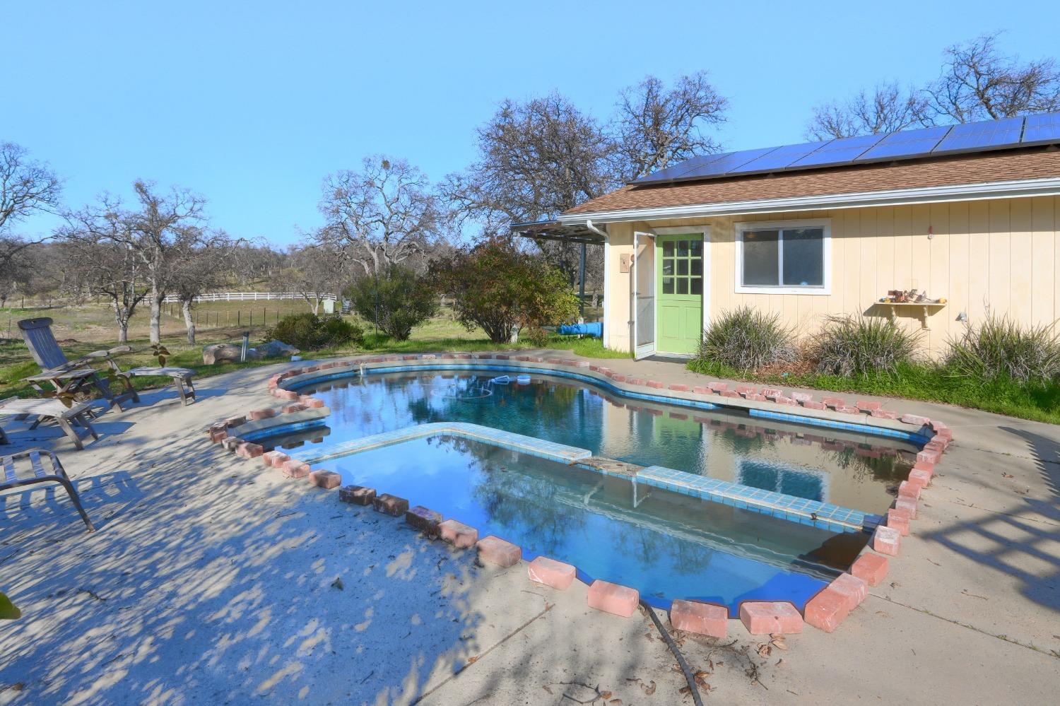 40817 Angus Road Coarsegold, CA 93614 - Photo 30 of 70 Pool at apartment entrance