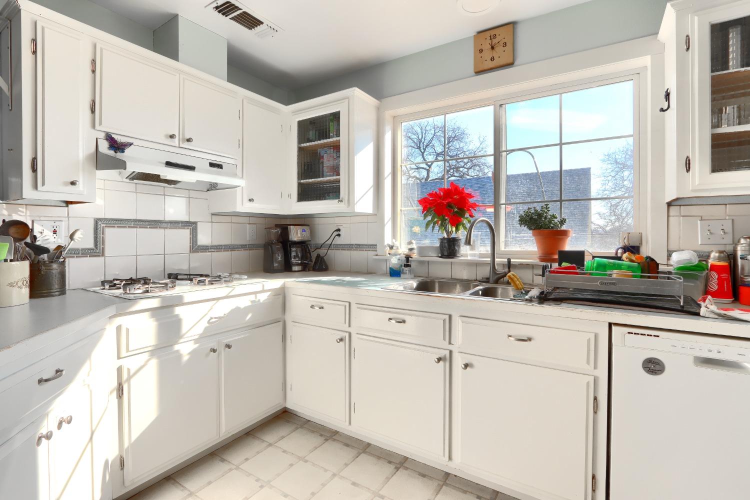 40817 Angus Road Coarsegold, CA 93614 - Photo 3 of 70 Light & bright kitchen