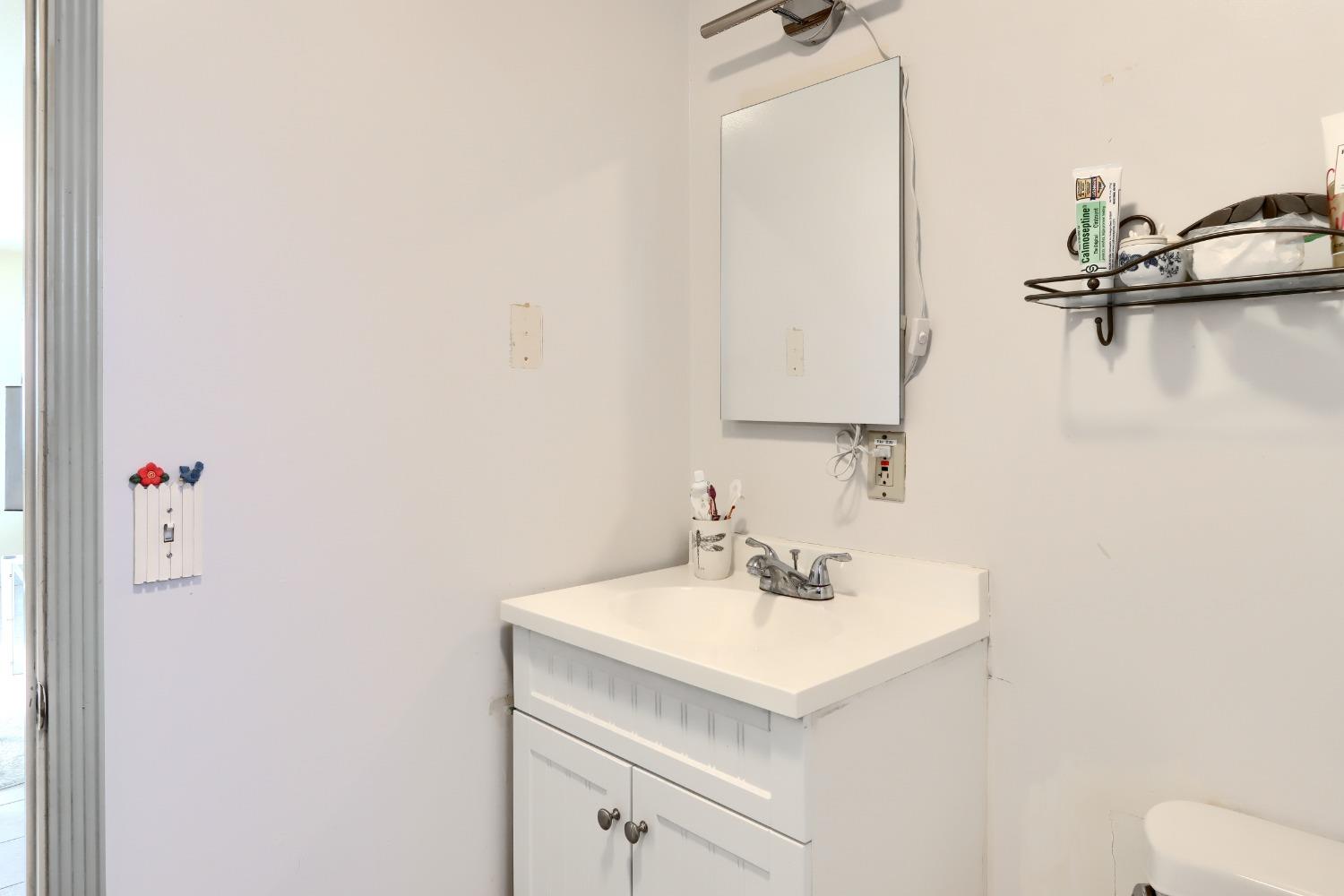 40817 Angus Road Coarsegold, CA 93614 - Photo 34 of 70 Studio apartment bathroom
