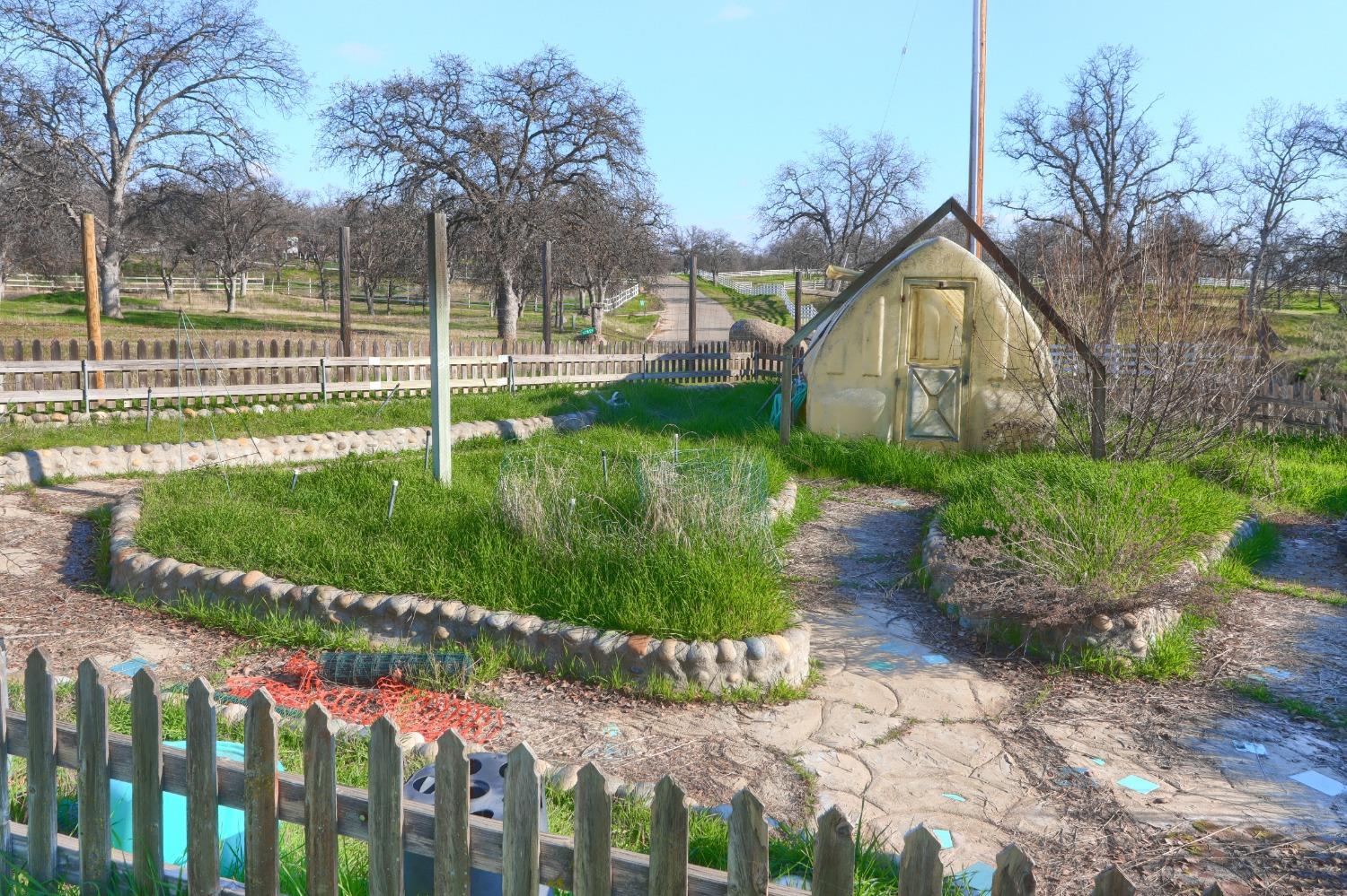 40817 Angus Road Coarsegold, CA 93614 - Photo 61 of 70 Potting shed & garden