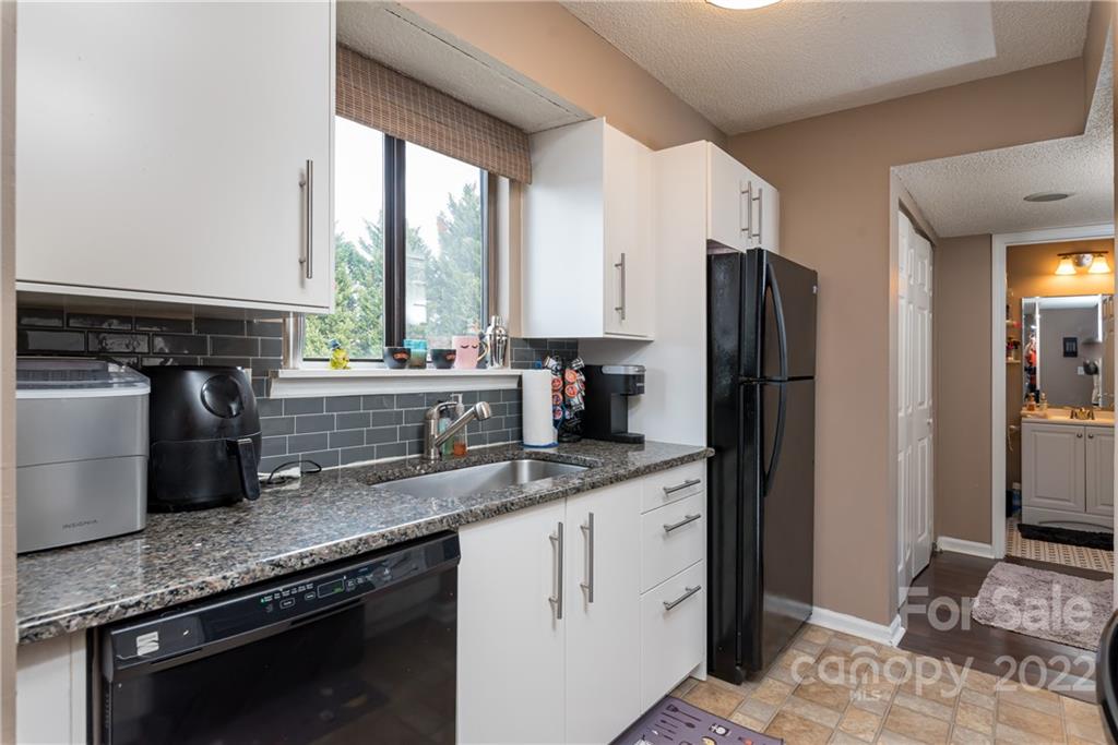 11054 Running Ridge Road Charlotte, NC 28226 - Photo 5 of 22 a kitchen with stainless steel appliances granite countertop a sink stove and refrigerator