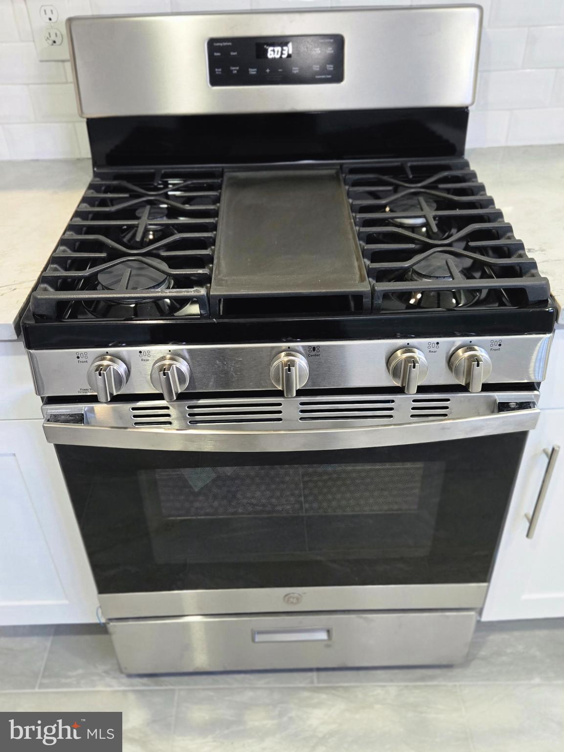 6733 Linmore Avenue Philadelphia, PA 19142 - Photo 14 of 55 a close view of stove top oven