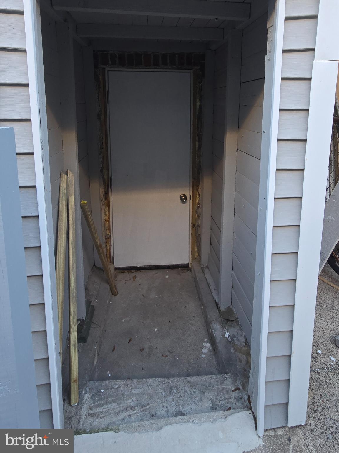 6733 Linmore Avenue Philadelphia, PA 19142 - Photo 15 of 55 a view of entryway