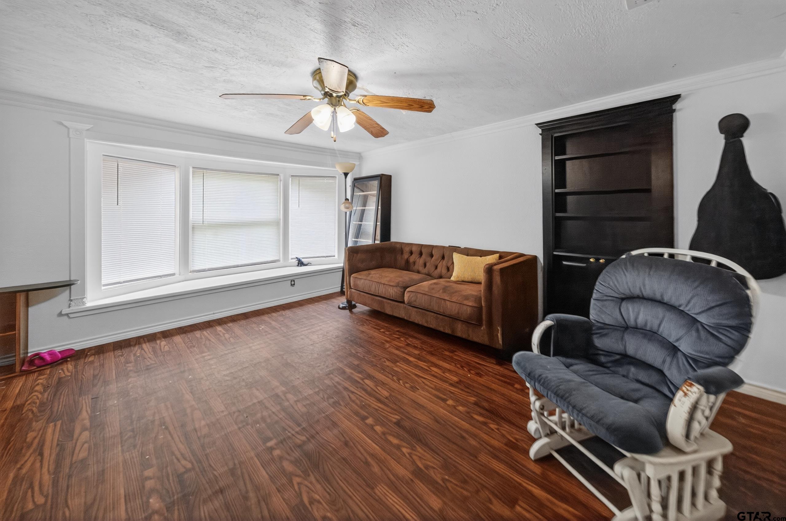 319 McArthur Street Athens, TX 75751 - Photo 6 of 33 a living room with furniture and a window