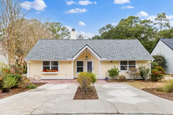$629,000 | 1115 Honeysuckle Court, Mount Pleasant, SC 29464