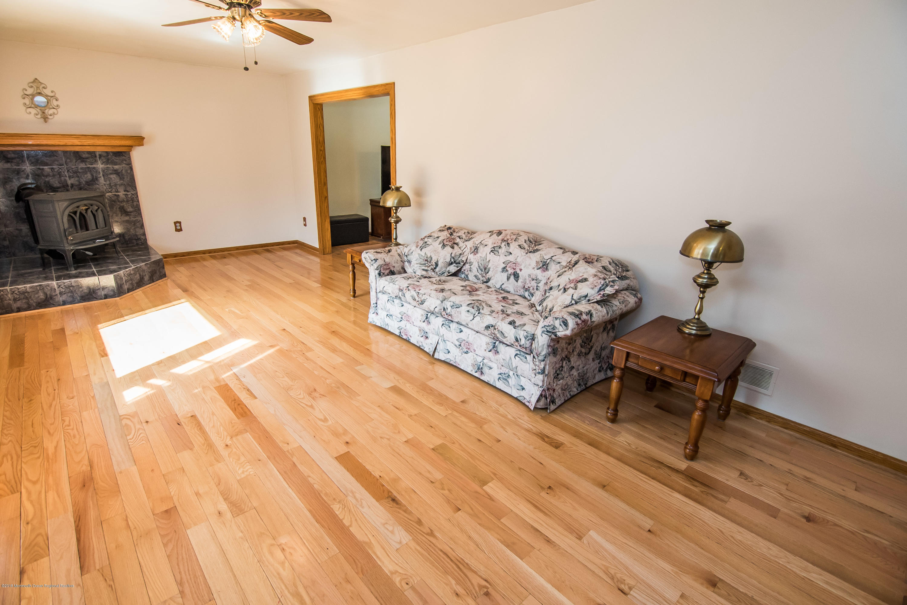 413 Leesville Road Jackson, NJ 08527 - Photo 6 of 24 413 Leesville living room