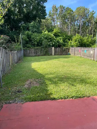 a view of a back yard