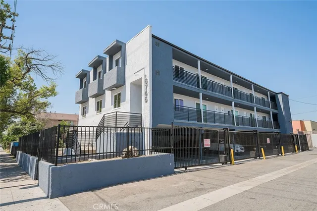 $1,800 | 6745 Laurel Canyon Boulevard, Unit 205, North Hollywood, CA 91606