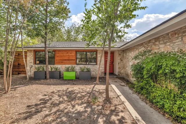 a view of a back yard of the house