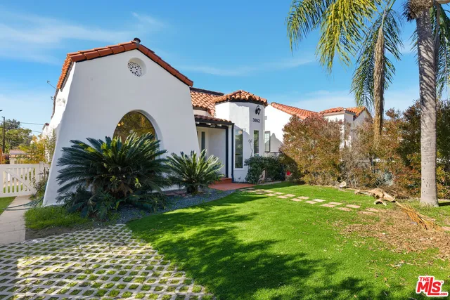 a view of a house with a backyard