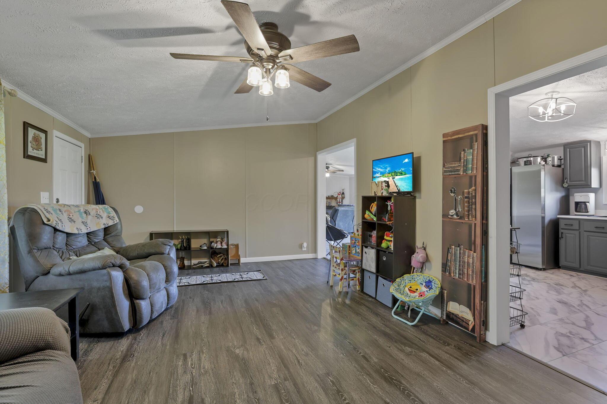 6895 Heigle Road Southwest Amanda, OH 43102 - Photo 12 of 61 Living Room