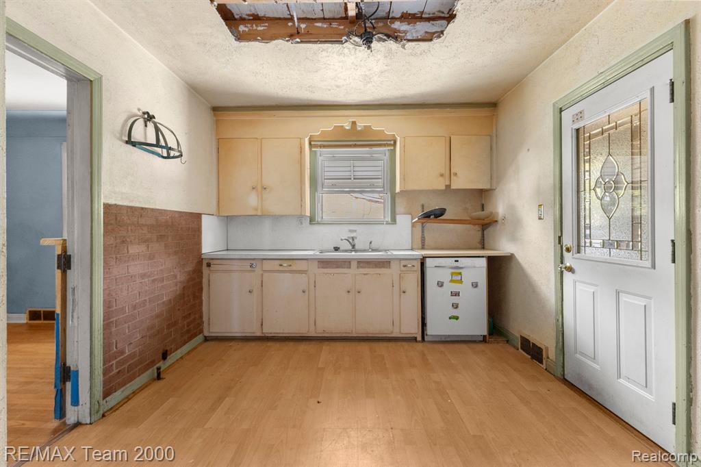 4391 Kendall Road Warren, MI 48091 - Photo 12 of 40