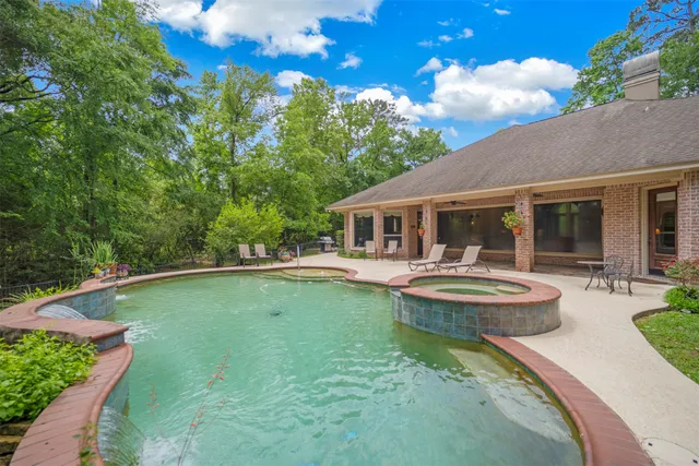 $935,000 | 3 Quinn's Cabin Court, Conroe, TX 77304