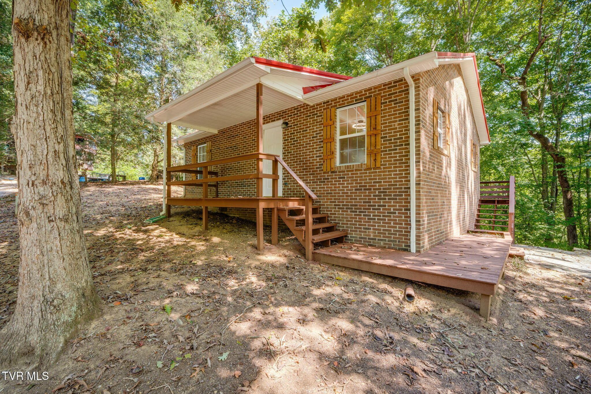 290 Ridge Hill Road Bristol, TN 37620 - Photo 3 of 31 003