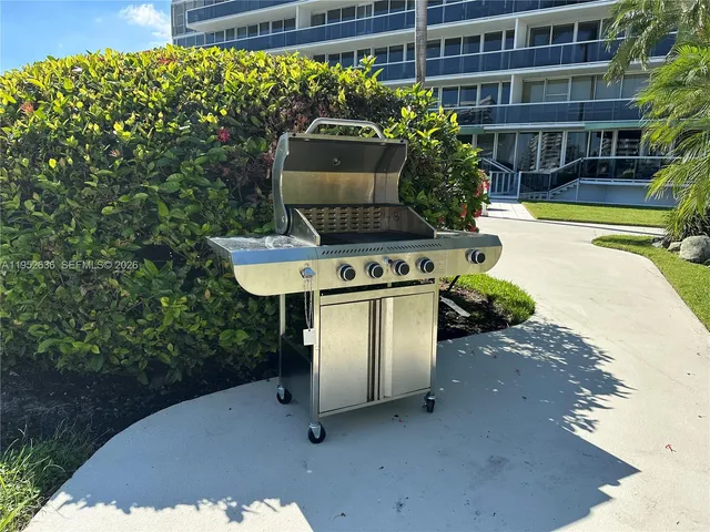 $2,100 | 900 Bay Drive, Unit 413, Miami Beach, FL 33141