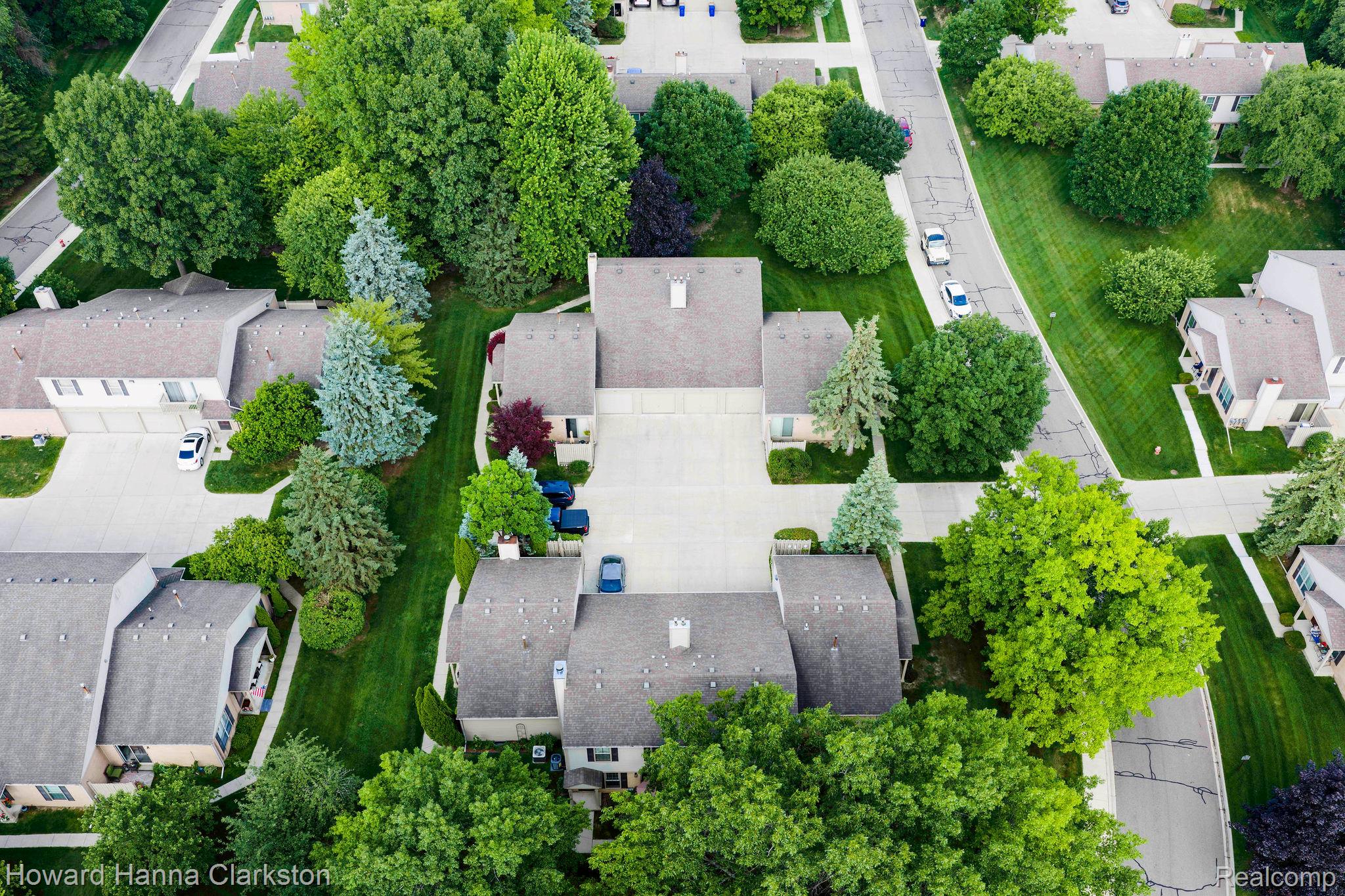 3145 Hidden Ridge Drive Waterford, MI 48328 - Photo 22 of 26 Plenty of elbowroom between buildings.