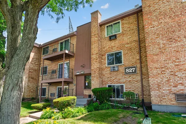 $1,600 | 827 College Boulevard, Unit 201, Addison, IL 60101