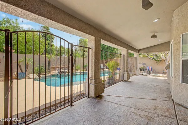 a view of a backyard