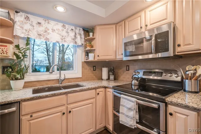 $344,900 | 4858 Driftwood Drive, Salina, NY 13088