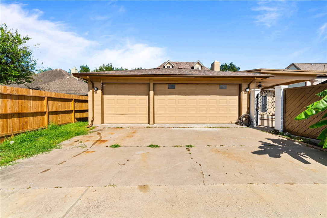 7009 Bevington Drive Corpus Christi, TX 78413 - Photo 33 of 34 a view of a backyard of a house
