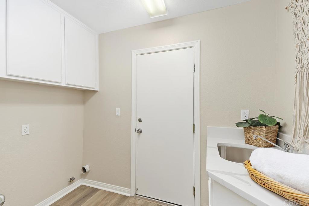 46056 Paseo Gallante Temecula, CA 92592 - Photo 22 of 41 a bathroom with a bathtub