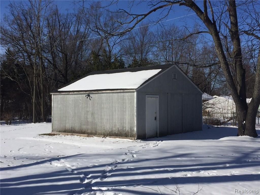 21149 Greenview Road Southfield, MI 48075 - Photo 13 of 15 21149 Greenview 13.JPG