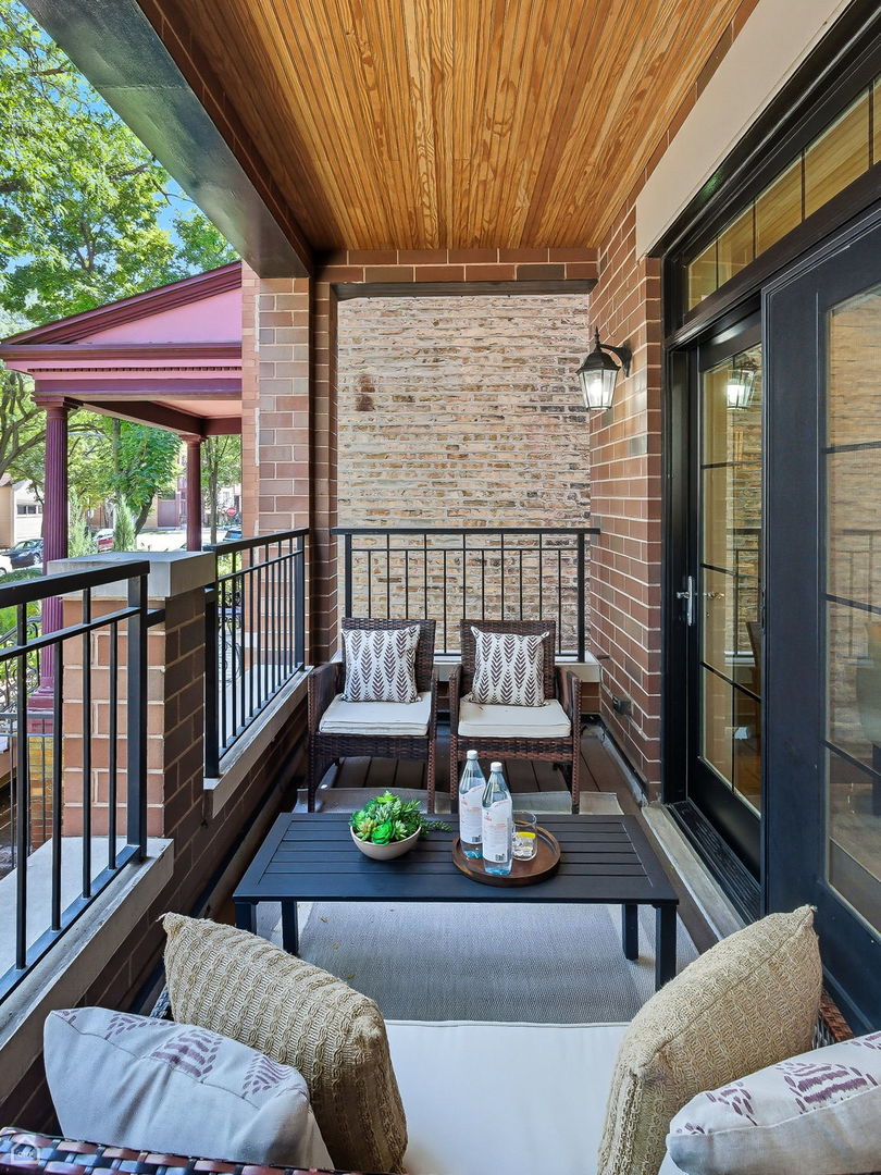 2946 North Racine Avenue, Unit 1 Chicago, IL 60657 - Photo 3 of 39 Gallery Image 3
