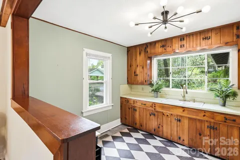 $600,000 | 127 Erkwood Drive, Hendersonville, NC 28739