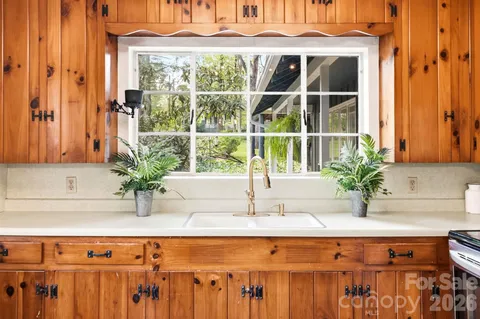 $600,000 | 127 Erkwood Drive, Hendersonville, NC 28739