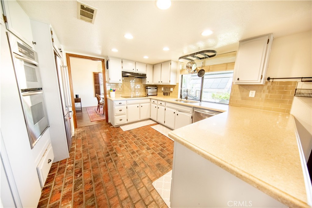 13685 Hidden Valley Road Victorville, CA 92395 - Photo 5 of 38