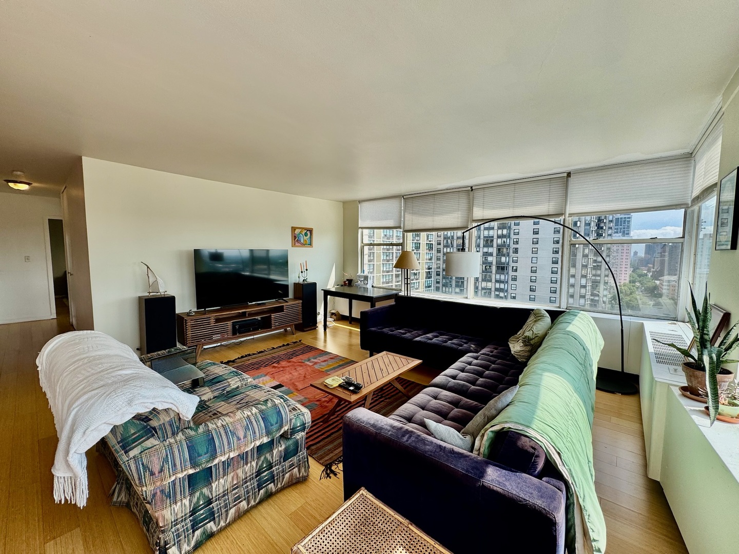 5757 North Sheridan Road, Unit 16H Chicago, IL 60660 - Photo 3 of 22 Gallery Image 3