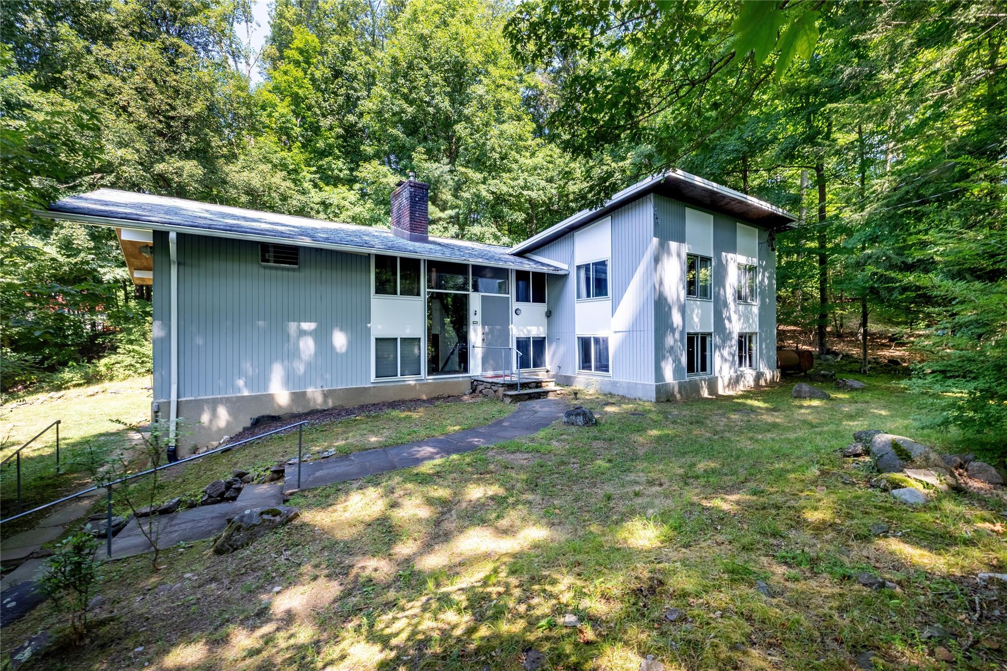 a view of a house with backyard and garden
